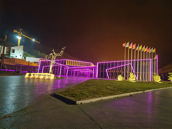 城市亮化是现代城市建设的重要组成部分,它不仅可以美化城市的夜景,还能提升城市的整体形象。随着科技的不断进步,城市亮化也得到了更多的关注和创新。本文将介绍一些关于城市亮化的创意和技术,帮助读者了解城市亮化的重要性以及如何进行古浪城市亮化的规划和实施。 城市亮化是现代城市建设的重要组成部分,它不仅可以美化城市的夜景,还能提升城市的整体形象。随着科技的不断进步,城市亮化也得到了更多的关注和创新。本文将介绍一些关于城市亮化的创意和技术,帮助读者了解古浪城市亮化的重要性以及如何进行古浪城市亮化的规划和实施。